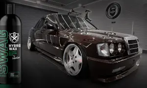 Butelka wosku samochodowego SWAG Hybrid Wax obok lśniącego, brązowego Mercedesa 190.