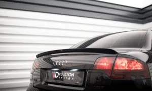 Czarny Audi A4 z subtelnym spoilerem od Maxton Design.