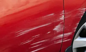 Usuwanie rys z lakieru: DIY czy detailing? Poradnik krok po kroku
