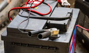 Jak podłączyć prostownik 24V? Bezpieczny poradnik krok po kroku