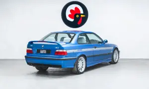 Niebieskie BMW E36 M3 z naklejkami Hartge, widok z tyłu.