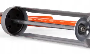 Pistolet do akrylu z pomarańczowym uchwytem i metalowym mechanizmem.
