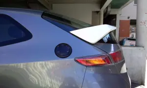 Szary spoiler typu Type R na dachu Hondy Civic, widok z boku.