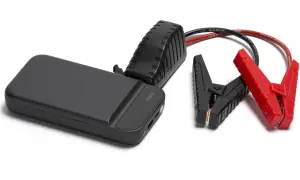Czarny jump starter z czerwonymi i czarnymi klemami na białym tle.