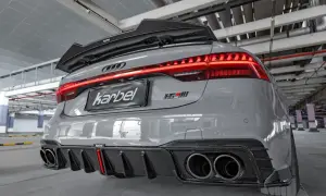 Szare Audi A7 z karbonowym spoilerem i dyfuzorem, widok z tyłu.