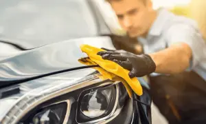 Jak woskować auto? Kompletny poradnik dla lustrzanego lakieru