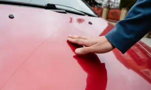 Ile kosztuje woskowanie samochodu? Ceny, rodzaje i czy warto DIY?