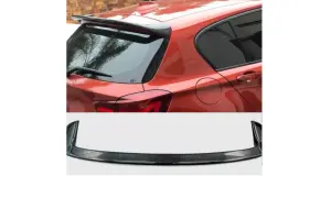 Tylny spoiler z włókna węglowego na czerwonym BMW F20/F21.