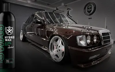 Butelka wosku samochodowego SWAG Hybrid Wax obok lśniącego, brązowego Mercedesa 190.