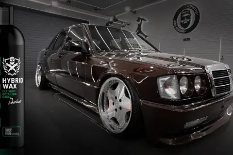 Butelka wosku samochodowego SWAG Hybrid Wax obok lśniącego, brązowego Mercedesa 190.