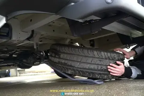 Mercedes Sprinter: Gdzie lewarek? Znajdź go szybko i bezpiecznie!