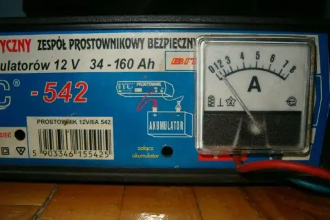 Akumulator: Jak długo ładować prostownikiem? Uniknij przeładowania.