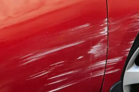 Usuwanie rys z lakieru: DIY czy detailing? Poradnik krok po kroku