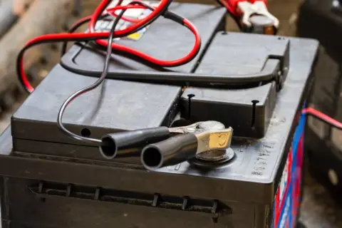 Jak podłączyć prostownik 24V? Bezpieczny poradnik krok po kroku