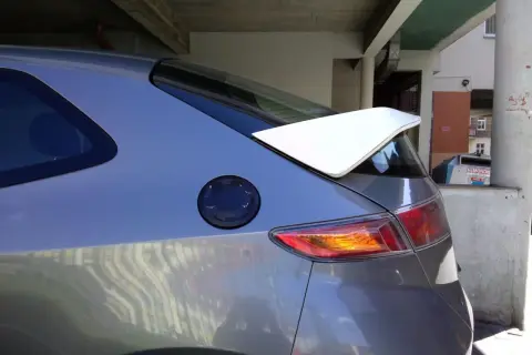 Szary spoiler typu Type R na dachu Hondy Civic, widok z boku.