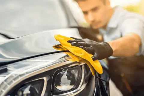 Jak woskować auto? Kompletny poradnik dla lustrzanego lakieru