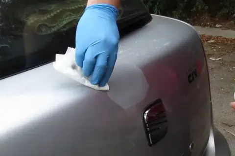 Jak lakierować samochód? Poradnik DIY, koszty i unikaj typowych błędów!