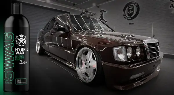 Butelka wosku samochodowego SWAG Hybrid Wax obok lśniącego, brązowego Mercedesa 190.