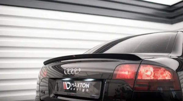 Czarny Audi A4 z subtelnym spoilerem od Maxton Design.