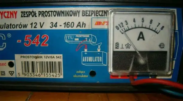 Akumulator: Jak długo ładować prostownikiem? Uniknij przeładowania.