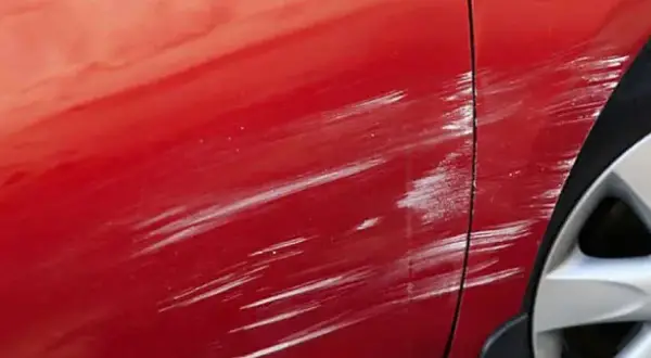 Usuwanie rys z lakieru: DIY czy detailing? Poradnik krok po kroku
