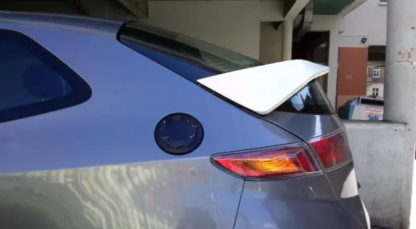 Szary spoiler typu Type R na dachu Hondy Civic, widok z boku.
