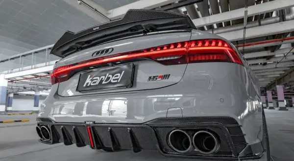 Szare Audi A7 z karbonowym spoilerem i dyfuzorem, widok z tyłu.