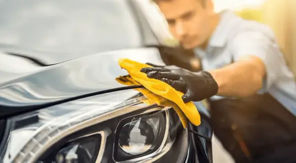 Jak woskować auto? Kompletny poradnik dla lustrzanego lakieru
