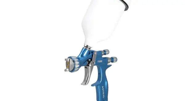 Niebieski pistolet lakierniczy z białym zbiornikiem na farbę, model P3000 Astral.
