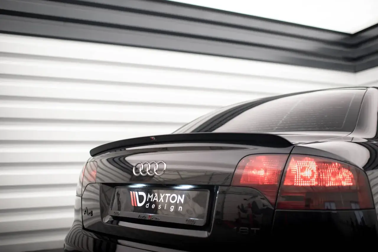 Czarny Audi A4 z subtelnym spoilerem od Maxton Design.
