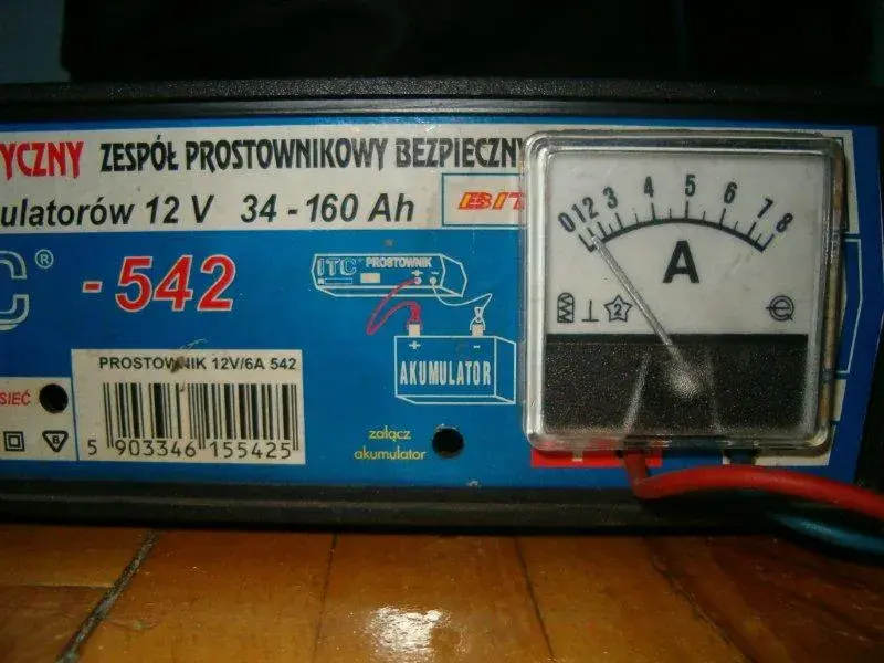 Akumulator: Jak długo ładować prostownikiem? Uniknij przeładowania.