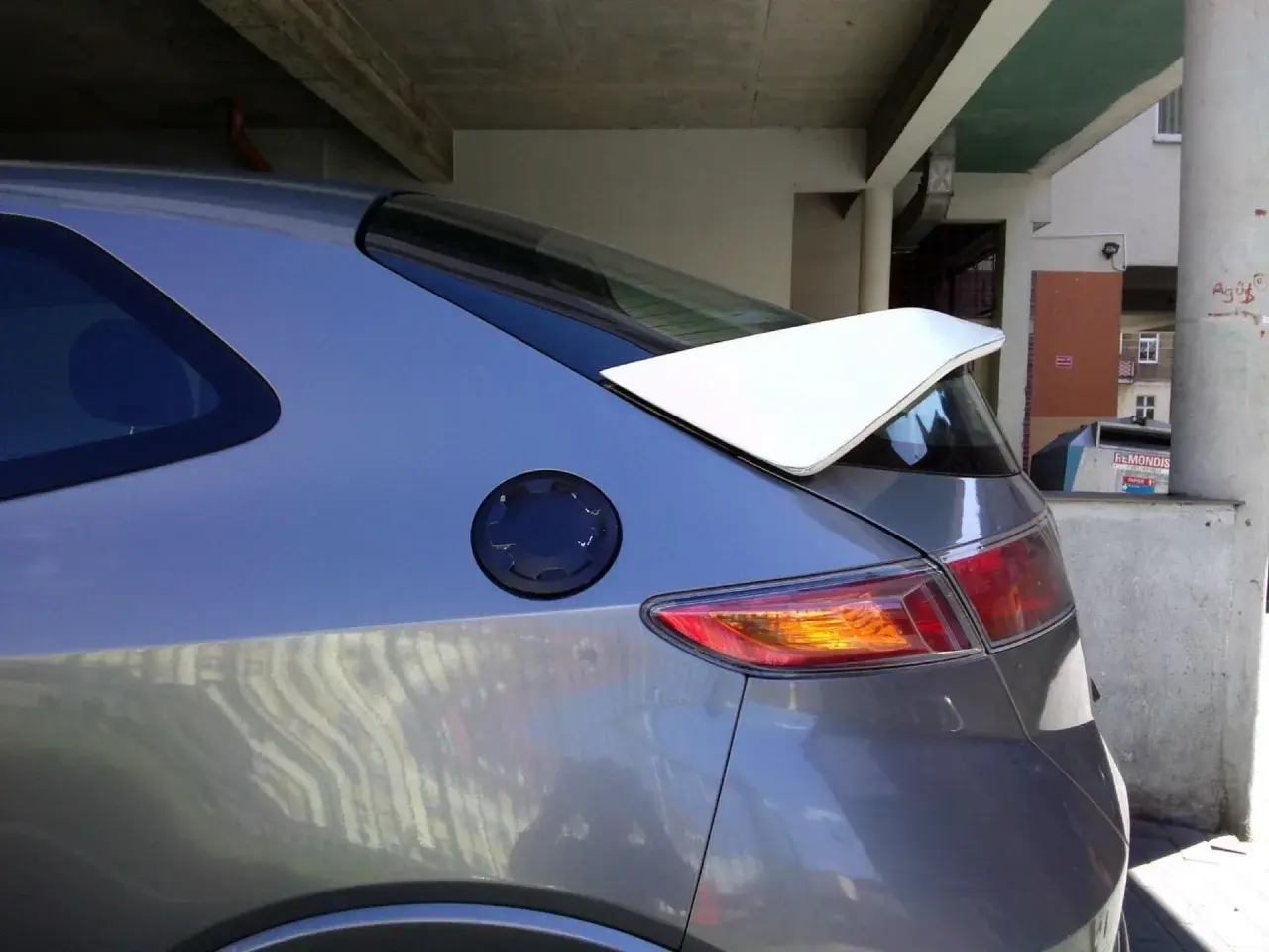 Szary spoiler typu Type R na dachu Hondy Civic, widok z boku.