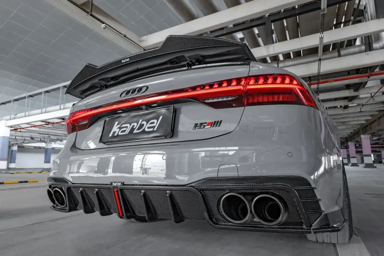 Szare Audi A7 z karbonowym spoilerem i dyfuzorem, widok z tyłu.