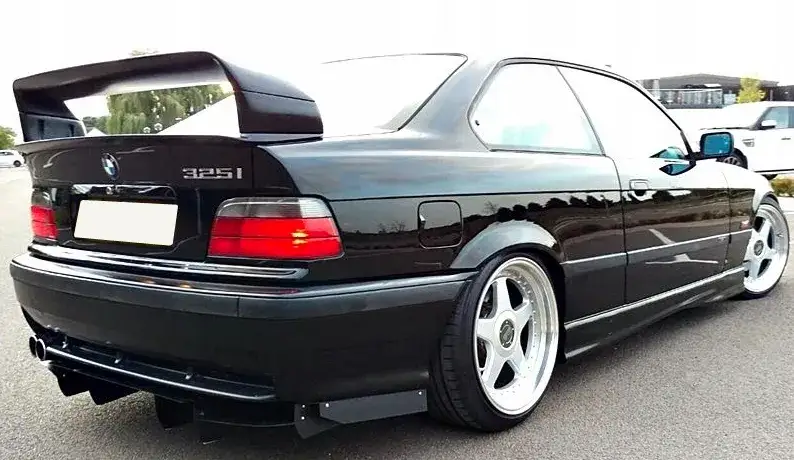 BMW E36 ze spoilerem GT Class II oraz z niską lotką M-pakietową porównanie