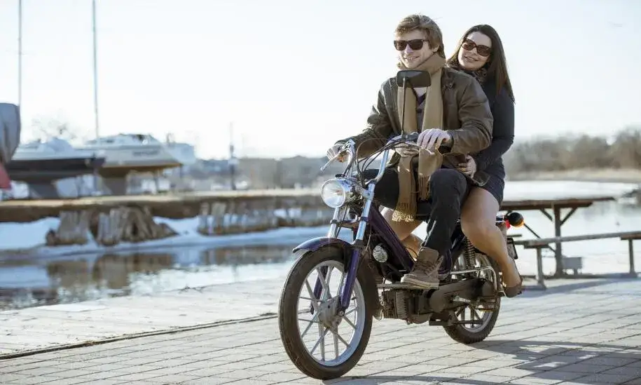 Motorower vs motocykl różnice prawne