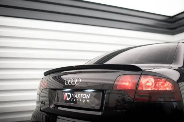 Czarny Audi A4 z subtelnym spoilerem od Maxton Design.