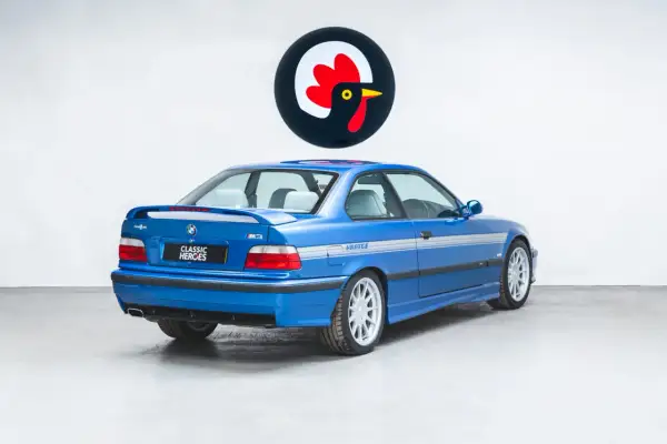 Niebieskie BMW E36 M3 z naklejkami Hartge, widok z tyłu.